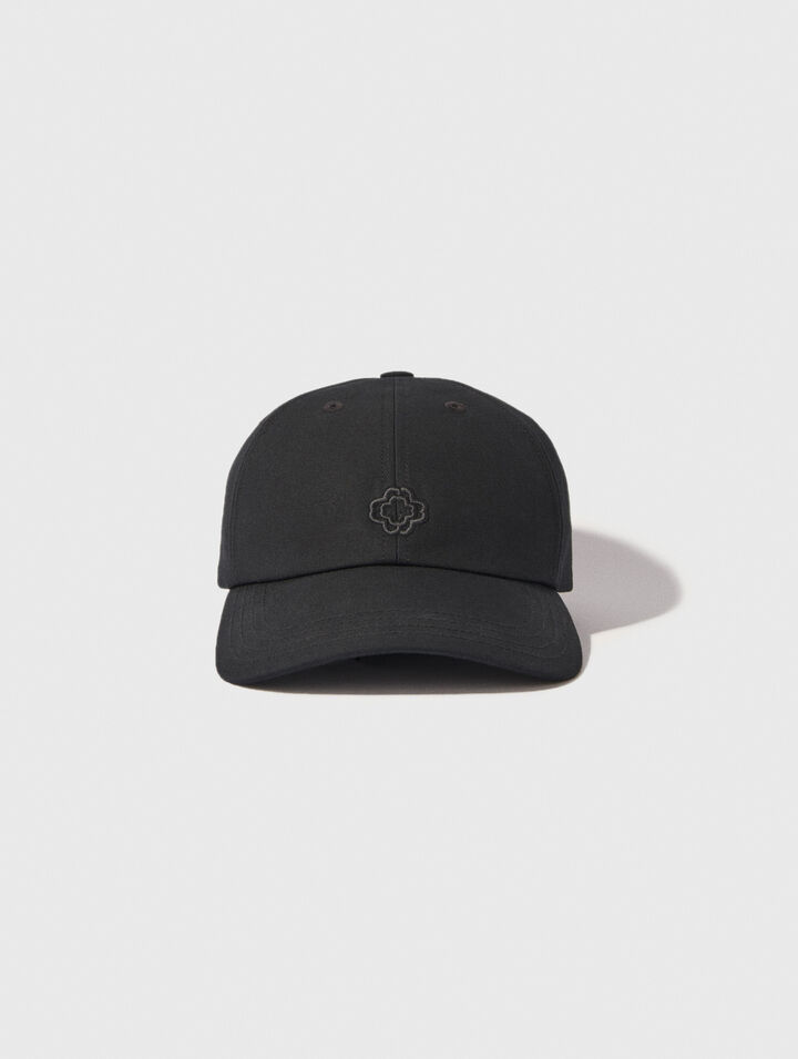 Casquette en coton et boucle dorée
